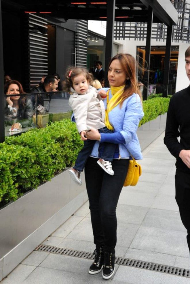 Məşhur müğənninin qızı diqqət çəkdi - FOTOLAR